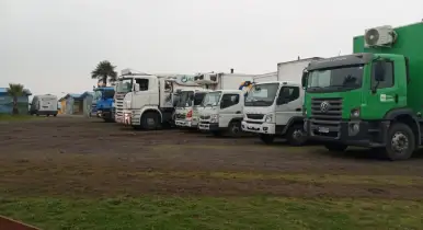 Estacionamiento amplio para buses y camiones en Cabañas Alto Maquehue